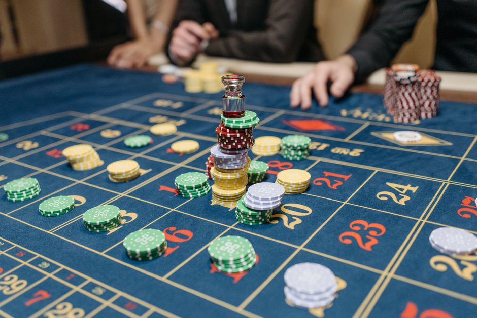 The iGaming Edge: How Smart Players Approach Slots, Poker & Betting